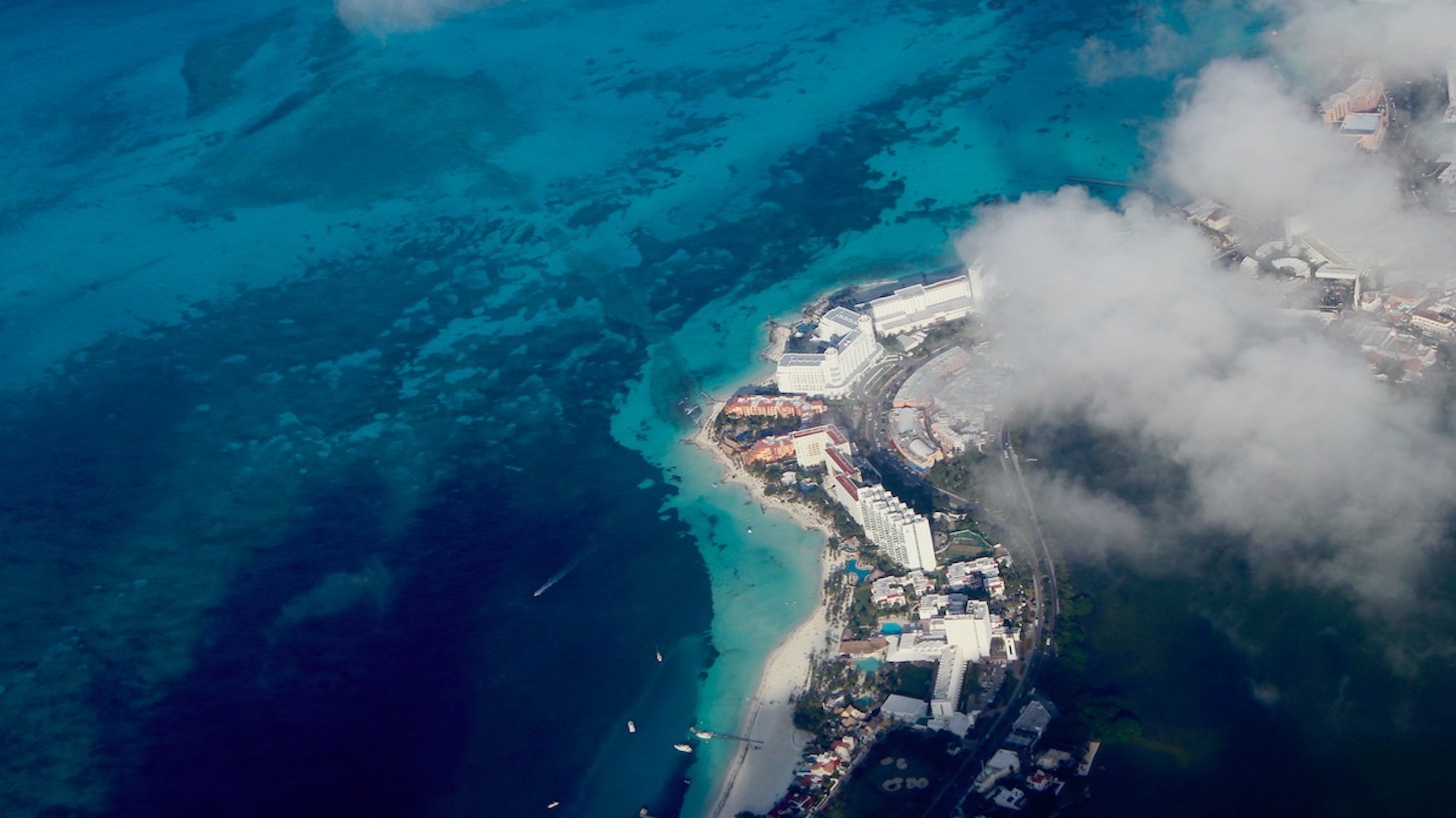 Canadá reanudará vuelos a Cancún. Foto de Sergey Sergienko para Unsplash