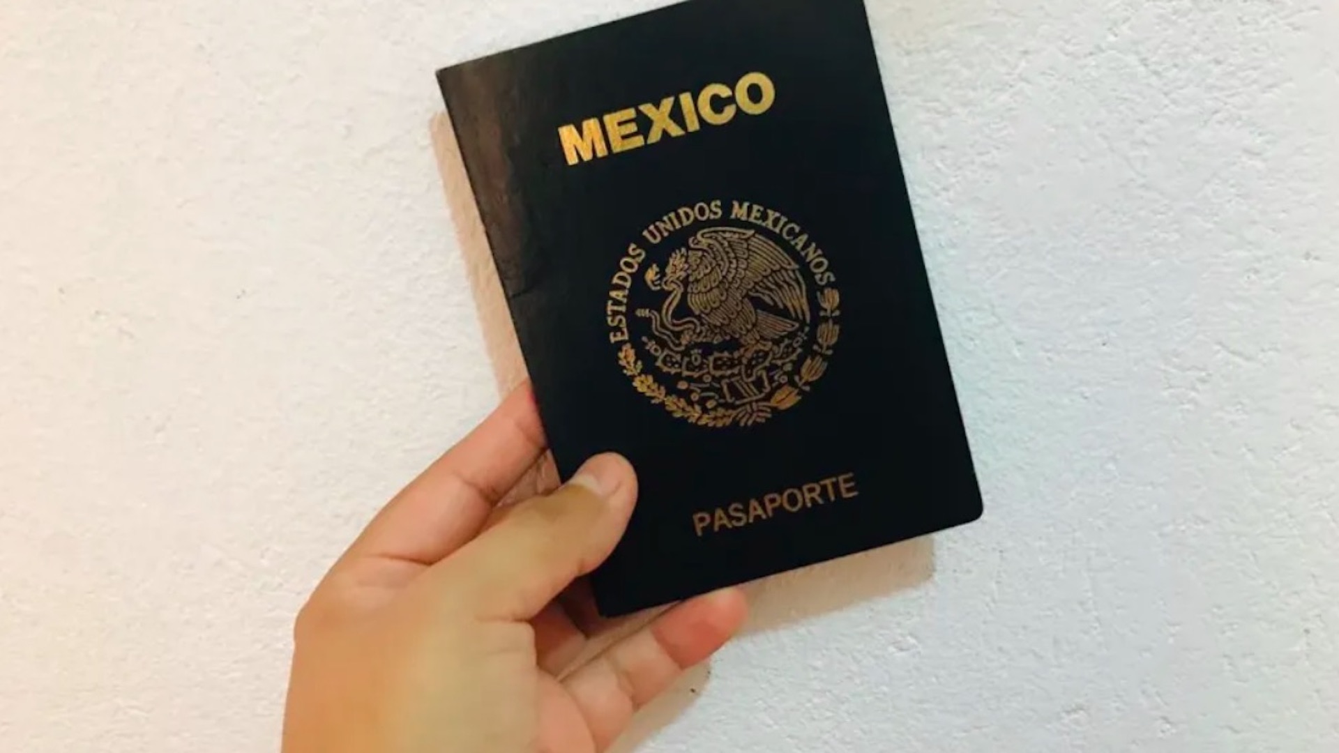 Las características del nuevo pasaporte electrónico mexicano. Foto de Tania Villanueva para Webcams de México