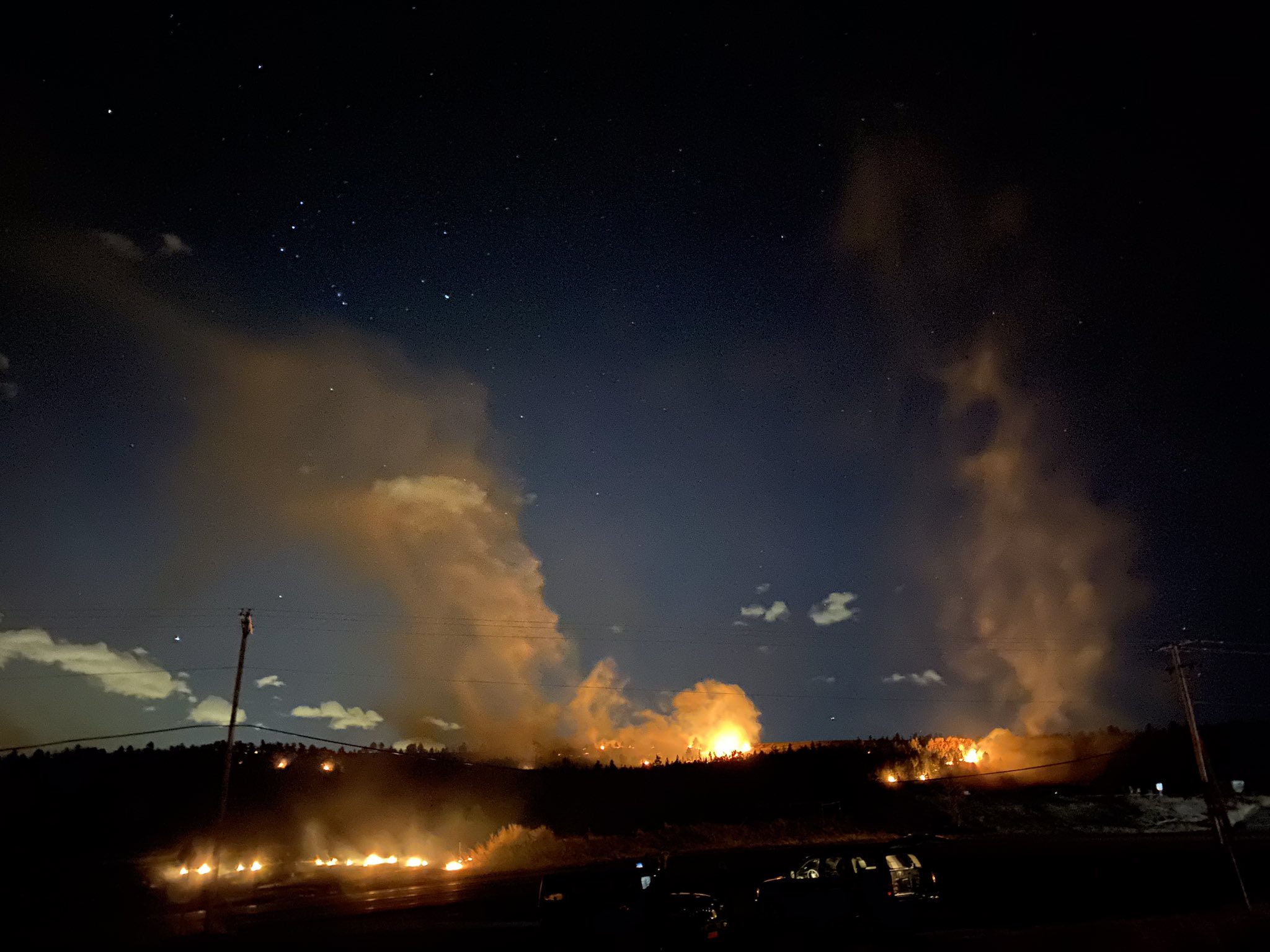 Fuerte incendio azota Colorado y provoca miles de desalojos. Foto de Twitter @EvanKruegel
