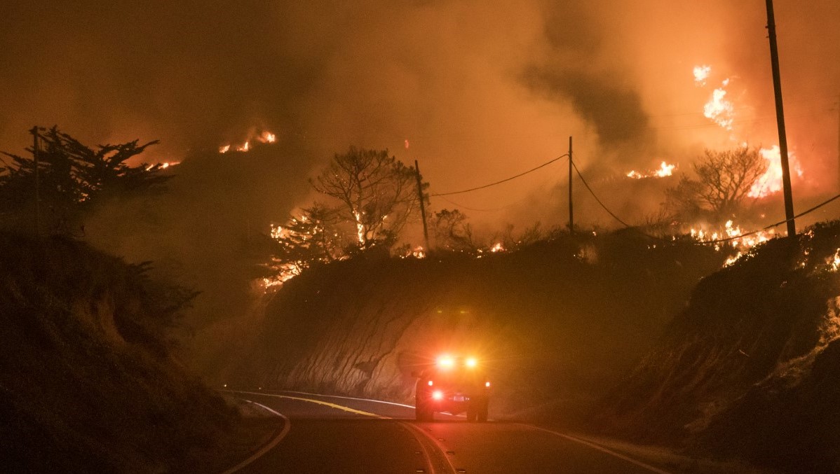 Bomberos tratan de controlar incendio en California. Foto de @MontereyCoInfo