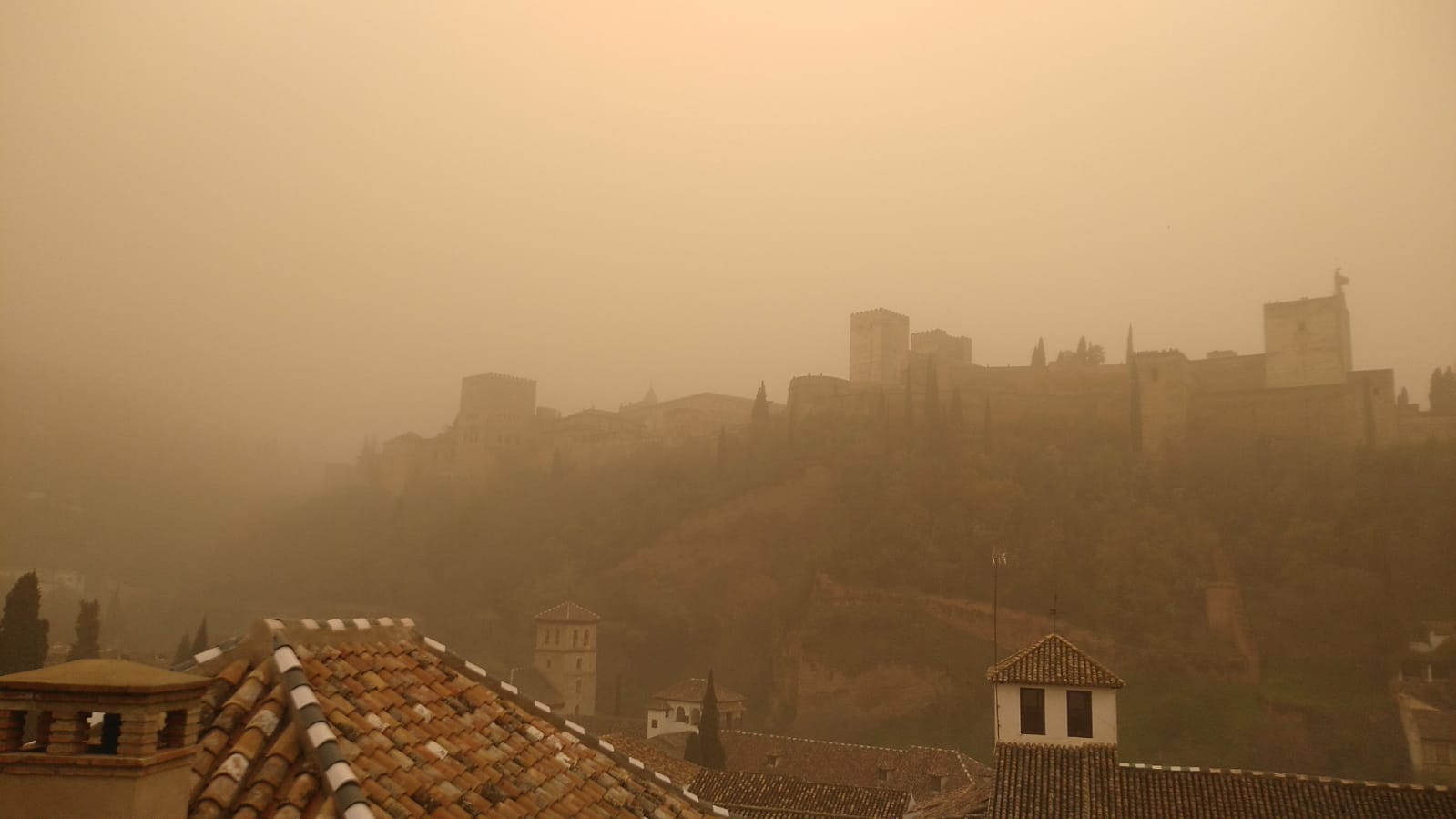 Polvo del Sahara comienza afectaciones en Europa. Foto de @AndresCabreraQ