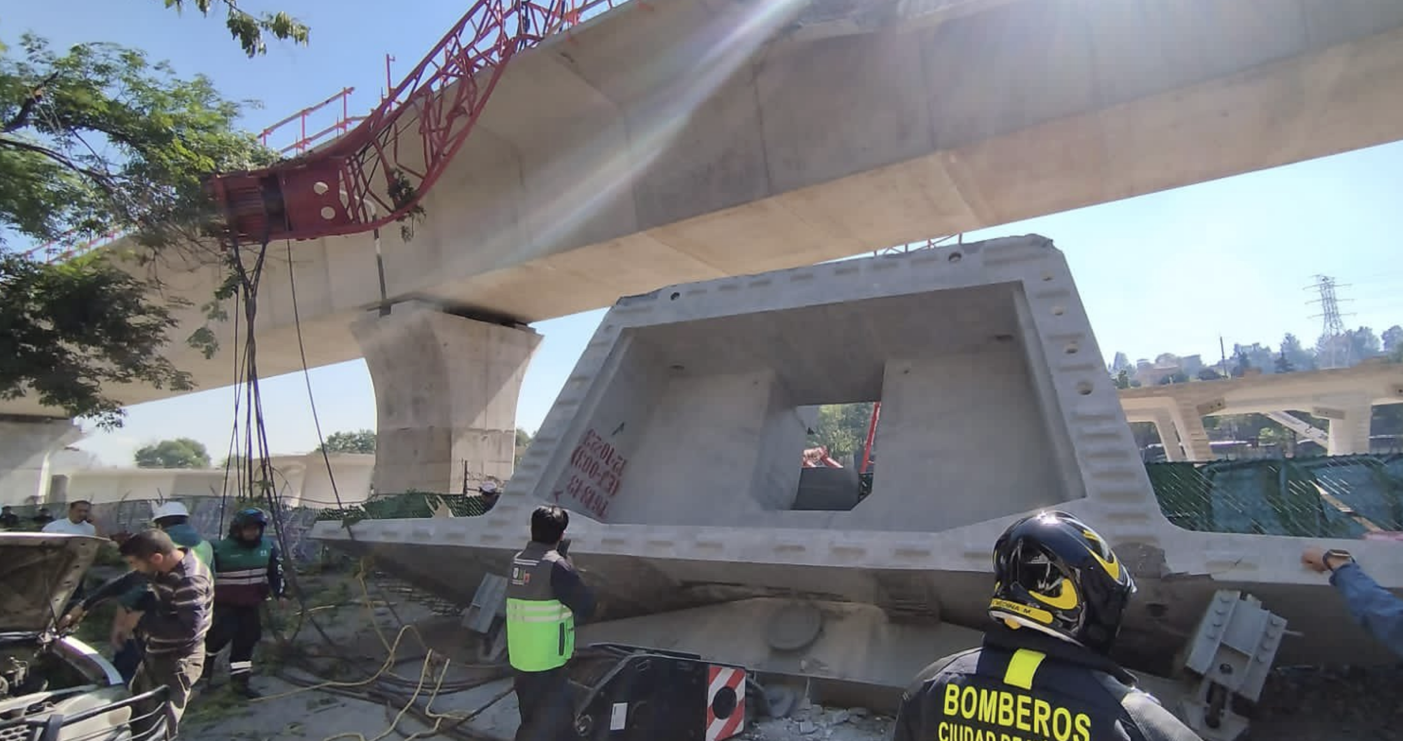 Colapsa estrutura del Tren México-Toluca. Foto de Bomberos CDMX