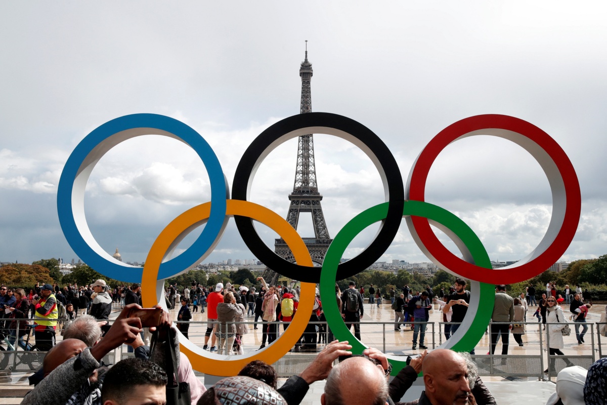 Aros olímpicos frente a la torre Eiffel
