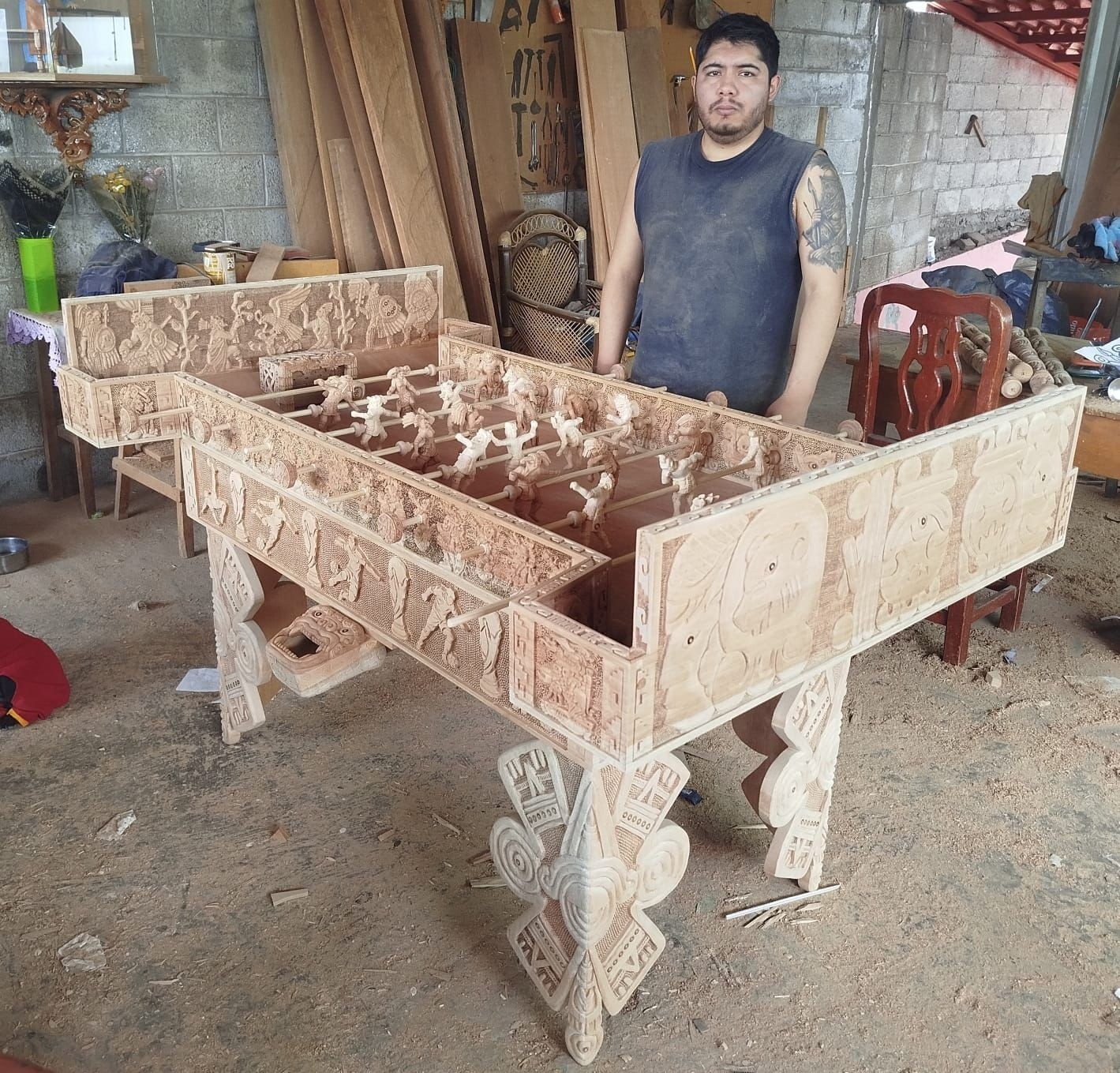 Artesano tlaxcalteca gana premio por crear un futbolito tallado en madera. Foto de Gobierno de Tlaxcala
